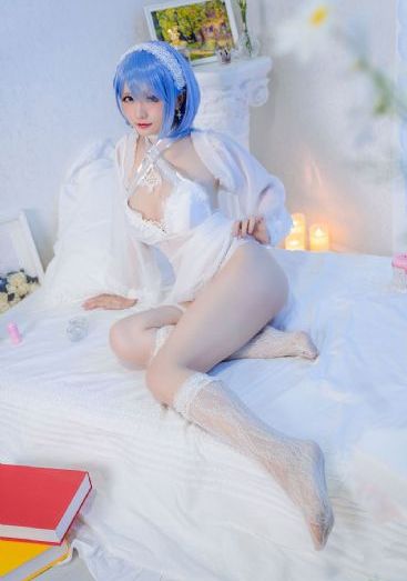 揉摸新婚少妇高耸双乳电影